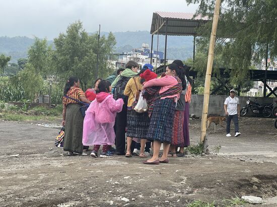 Eine einzelne Touristin ist angekommen... sofort wird sie von der Verkäuferinnen in Beschlag genommen.