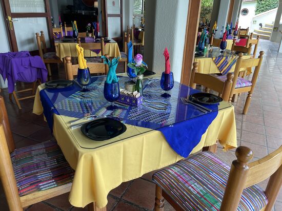 Eigentlich sind blaue Weingläser scheusslich, aber blaues Glas an sich finde ich immer wieder wunderschön.