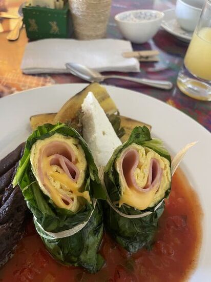 Ein fantasievolles Frühstück.  Desayuno Catarineco:
Fruchtsaft oder frische Früchte, Eieromelette mit Schinken und Käse eingerollt in Mangoldblätter, Frischkäse, Frijoles, Tomatensosse, Konfitüre und Butter mit Tortillas oder Brot.