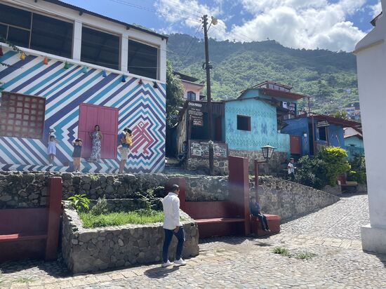 zurück auf dem Dorfplatz