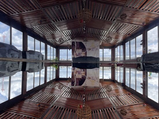 Nur ein verspiegelter Tisch und eine interessante Deckenkonstruktion