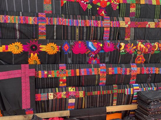 Die typischen Jupes mit den frabigen Borten, wie man sie hier in Chichi trägt