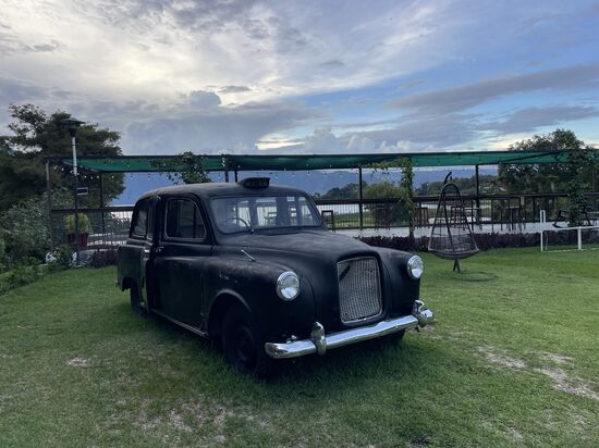 Das alte Taxi fährt zwar keinen Meter mehr, aber man darf sich hinein setzen und einen Kaffee trinken. Oder man kann sich sogar das Essen auf dem Rücksitz servieren lassen.