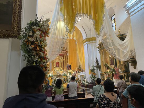 Drinnen findet ein Gottesdienst statt, es ist Sonntag