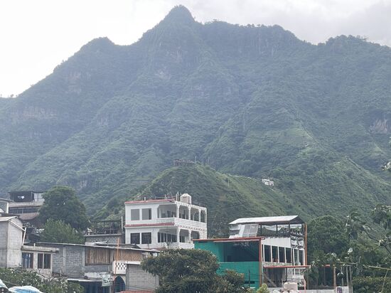 Blick auf den Mirador mit dem schlafenden Indio dahinter - der Indian Nose.