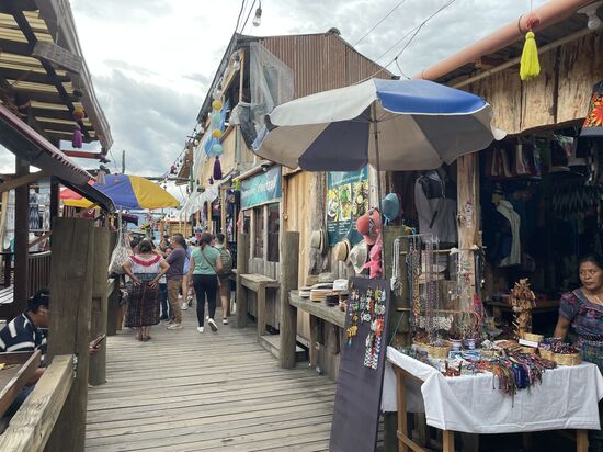 Die Geschäfte drängeln sich bis fast auf den Schiffsteg, wo die Boote von Panajachel ankommen.