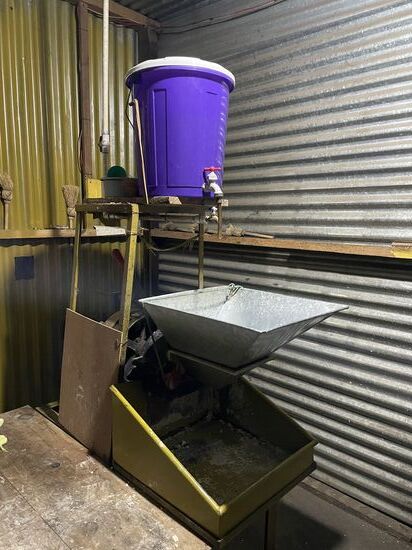 Die kleine Maismühle bringt etwas Zusatzverdienst.