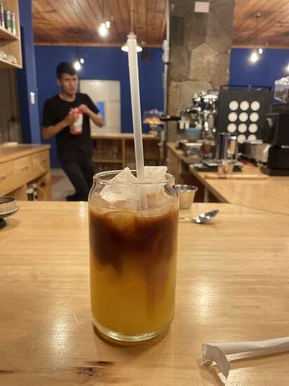 Cafe orange - Orangenjus, ein paar Eiswürfel und das ganze mit einem Espresso übergossen. Einfach fein.