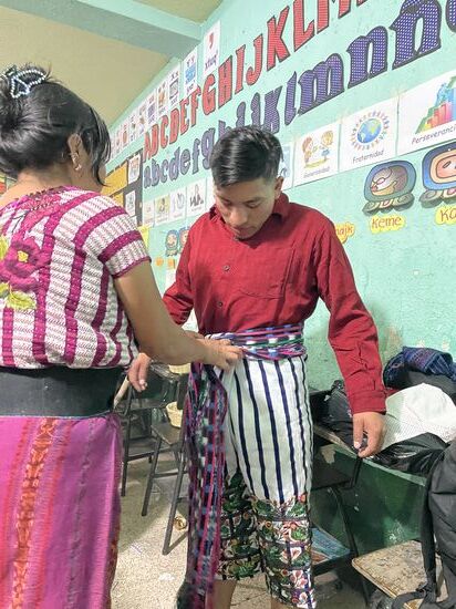 Dem jungen Mann kann geholfen werden, die Hose muss sicher sitzen.