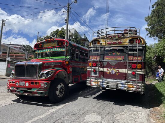 Die beiden Busse stehen, lassen Passagiere ein- und aussteigen. Aber wehe, wenn sie losfahren, dann kann man einen Moment nichts mehr sehen, wenn man so direkt dahinter steht.