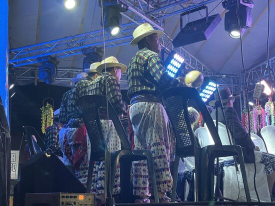 Die Marimbaband auf der Bühne kommt zum Einsatz