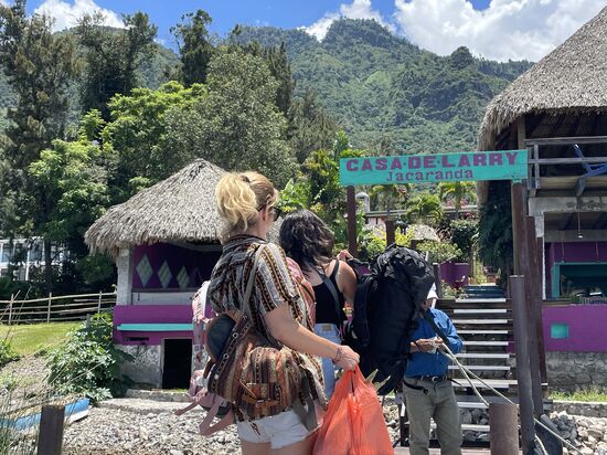 eine kleine geschützte Hotelanlage für einen ruhigen Aufenthalt am See.