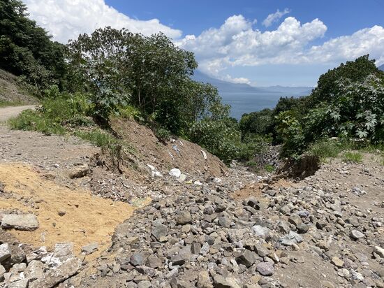 Der Bach, der die Strasse überquert, hat ein Desaster hinterlassen.