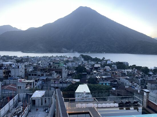 Es gibt sogar einen Pool auf dem Dach, der allerdings im Moment leer ist.