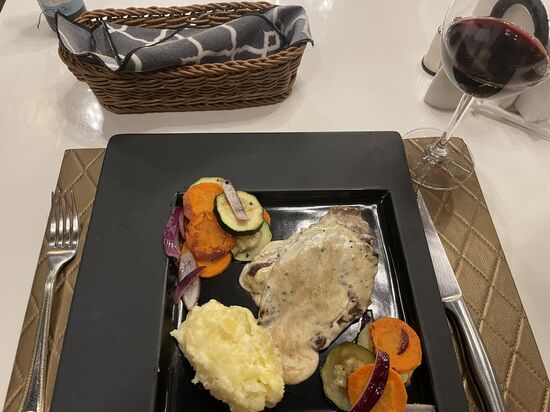 Pfeffersteak mit Kartoffelstock und Gemüse