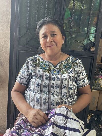 Von Maria habe ich ein paar kleine Kolibris aus Perlen gekauft. Immer wenn ich an ihrem Laden vorbei gehe, grüsst sie mich und manchmal plaudern wir kurz.