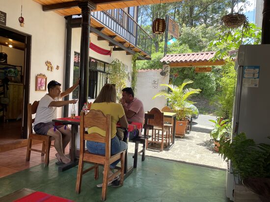 Persönliche Freunde von der Küste sind gekommen um David zu besuchen,