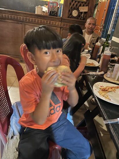 Fast zu gross für den kleinen Alex, aber er gibt sich alle Mühe. Ausserdem hat er einen Riesenhunger, wie er mir versichert hat.