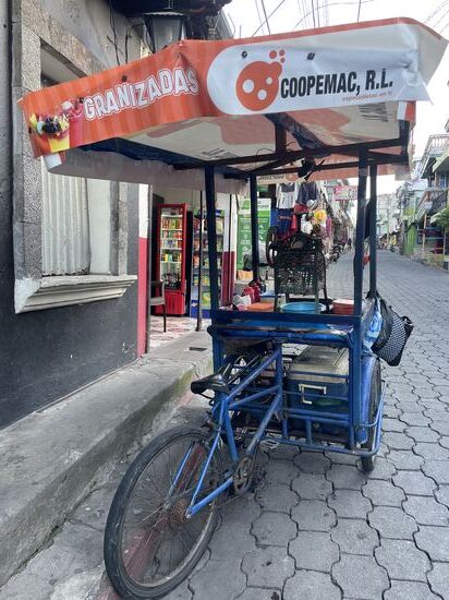 Eine mobile Eismaschine. Der Eisblock wird gehobelt, das Eis in Becher gefüllt und mit verschiedenen Sirups übergossen