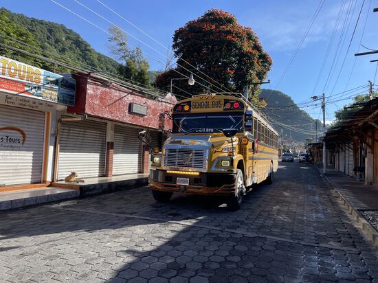 Um diese Zeit ist in Pana noch alles geschlossen. Nur ein paar Shuttle-Busse fahren durch die Hauptstrasse und gelegentlich ein Chickenbus, der dann kurz die Strasse mit seinem Abgas verpestet.