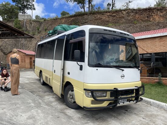 Unser Bus beim 20-minütigen Imbiss-Halt