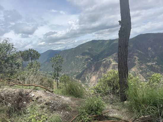 Knapp kann man die Strasse noch sehen, über die wir auf der anderen Talseite hergefahren sind.