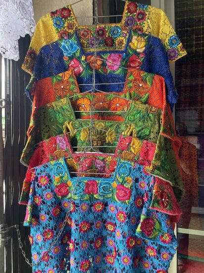 Es gibt auch bestickte Spitzenhuipiles, aber immer in kräftigen Farben.