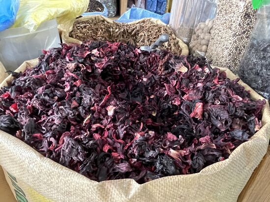getrocknete Hibiskusblüten. Daraus wird ein sehr feines Erfrischungsgetränk gemacht: Rosa de Jamaica.