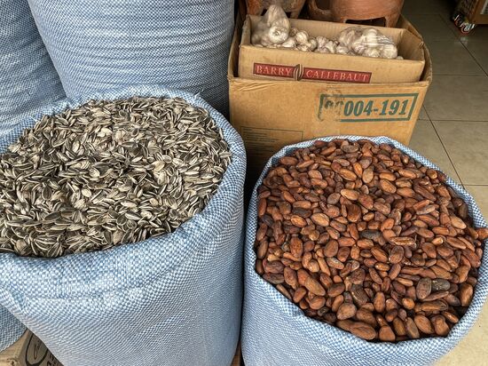 Sonnenblumenkerne und Kakaobohnen