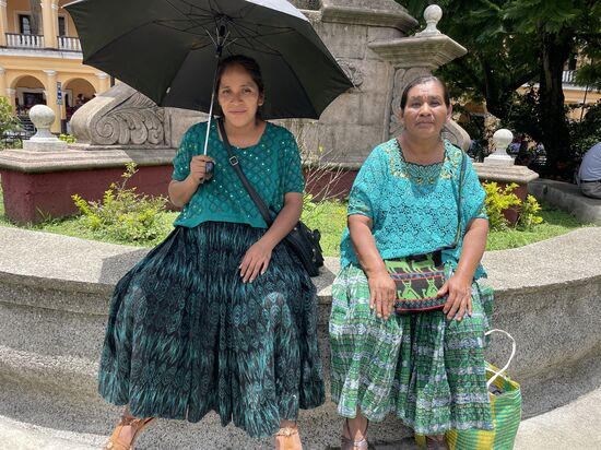 Tochter und Mutter beobachten das Geschehen auf dem Hauptplatz