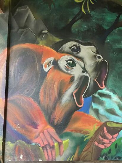 Brüllaffen an der Wand des Infocenters