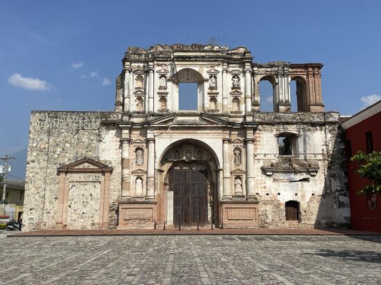 Ruinen von alten Kirchen und Klöstern begegnet man in Antigua auf Schritt und Tritt