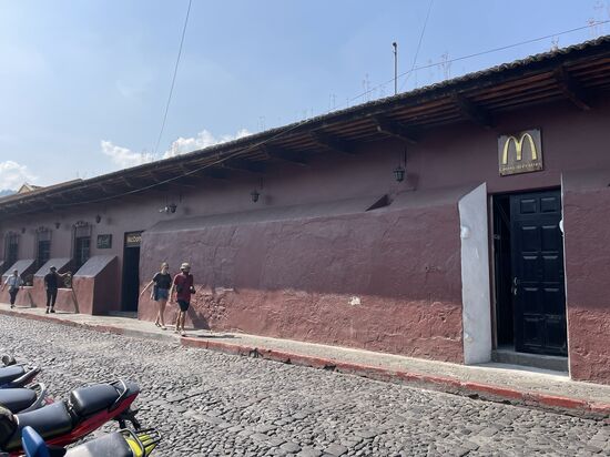 Mc Donalds fügt sich bestens ins Stadtbild ein