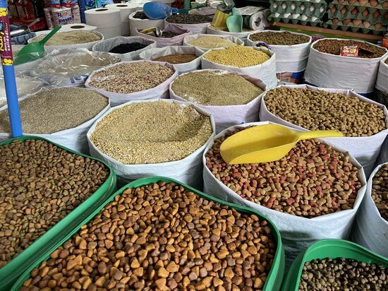 Getreide und Tierfutter, bunt gemischt.