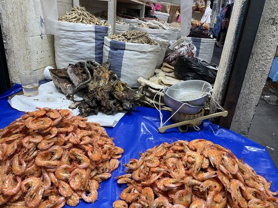 Wir sind zwar weit weg vom Meer, aber das Angebot an frischen und getrockneten Meeresfrüchten ist überraschend gross.