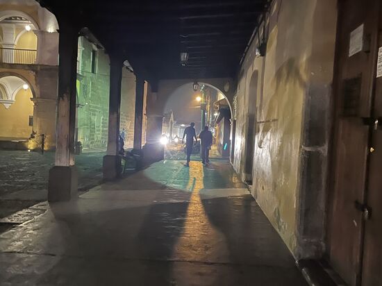 Am Abend ist es in den Strssen von Antigua sehr ruhig.