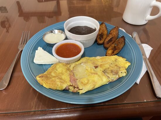 Heute gibt es Omelette mit Schinken. Typisches guatemaltekisches Frühstück