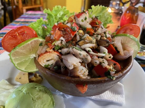 das peruanische Nationalgericht Ceviche gibt es auch hier
