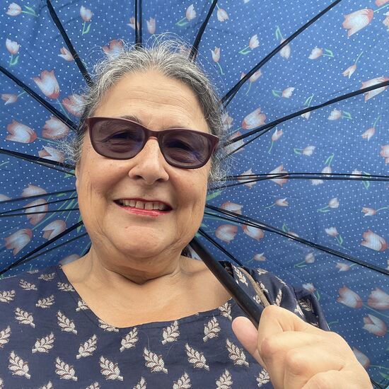 Es ist Zeit für einen neuen Schirm. Gefunden habe ich ihn bei einer Früchte-Verkäuferin. Hatte ihn von weitem entdeckt und gesehen, dass er zu meiner Bluse passt. Also hab ich sie gefragt, ob ich ihn kurz ausleihen dürfe... Klappt immer.