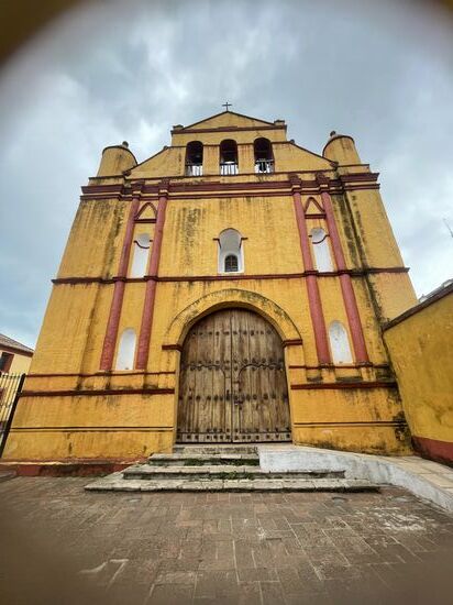 Die Kirche San Nicolas Tolentino hinter der grossen Kathedrale