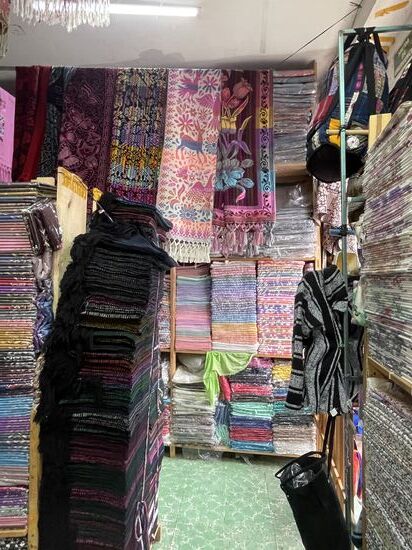 So viele Schals, Decken und Wandbehänge. Viele sind aus Wolle.