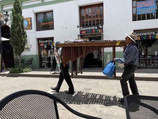 Eine Marimba wird durch die Strasse getragen. Irgendwo werden die Musiker es abstellen und ein Konzert geben.