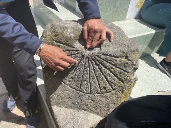 Die Sonnenuhr zeigt die Zeit von 6.00 bis 18.00 Uhr an. Jetzt ist es 11.00 Uhr.