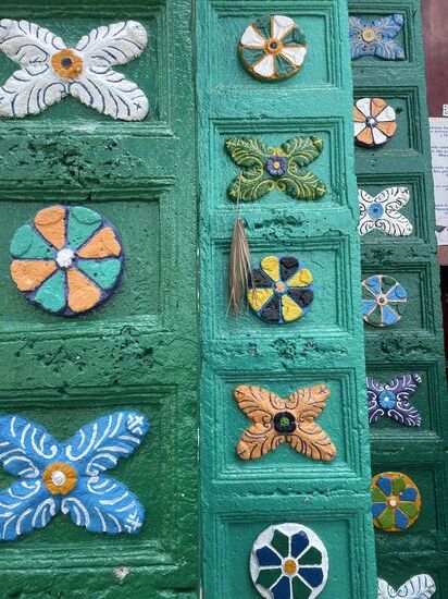 Die Kreuze symbolisieren die Sonne, die runden Symbole sind Blumen