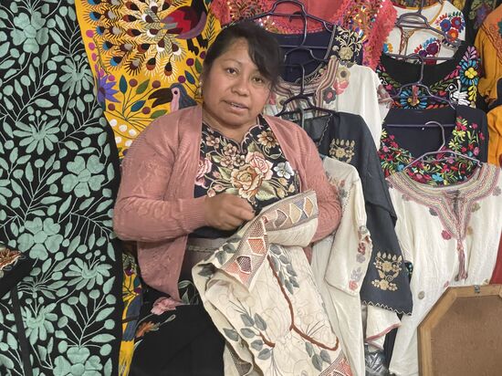 Einen Monat Arbeit braucht Maria für einen Wandbehang mit Weben und besticken. Verkauft wird er für 1500 bis 2000 Pesos.