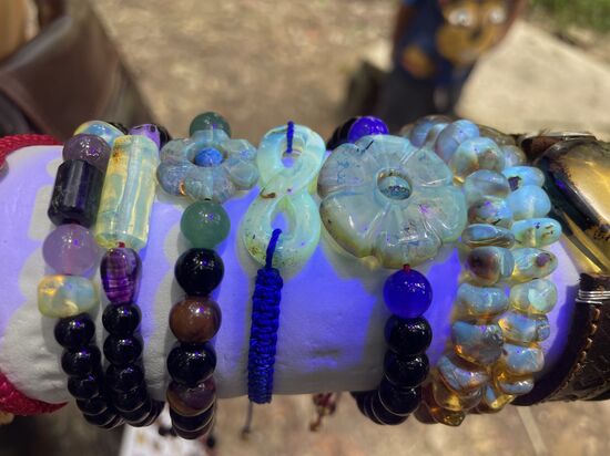 Bernstein unter der Infrarot-Lampe