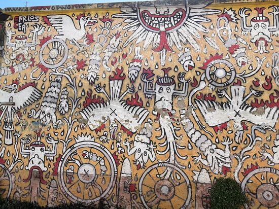 möglicherweise ist auch diese Mauer voller Symbole, die man verstehen könnte.