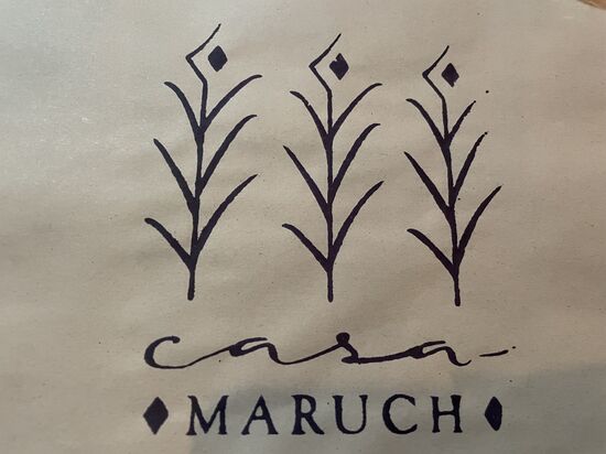 Maruch heisst Maria. Gemeint sind die drei Frauen des Wirtes: Oma, Mutter und Ehefrau - schön.