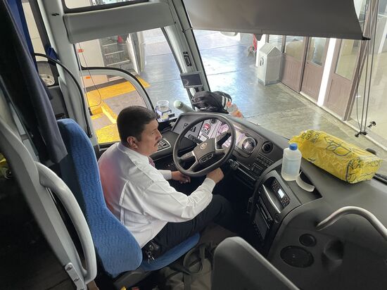 Der Chauffeur hat sich bekreuzigt, dann startet er den Motor