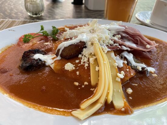 Huevos motulenos - ein typisch einheimisches Frühstück